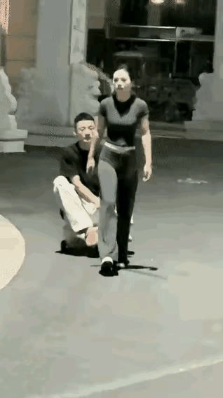 属实给我笑出声！宝妈为了修复产后松弛腹肌，悟出一套独家负重健身法。听说训练没有阻