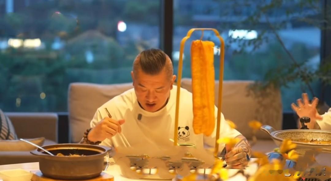 馆长游成都，不解油条为什么要挂起来？问服务员，服务员说挂起来好吃。馆长点头，噢。