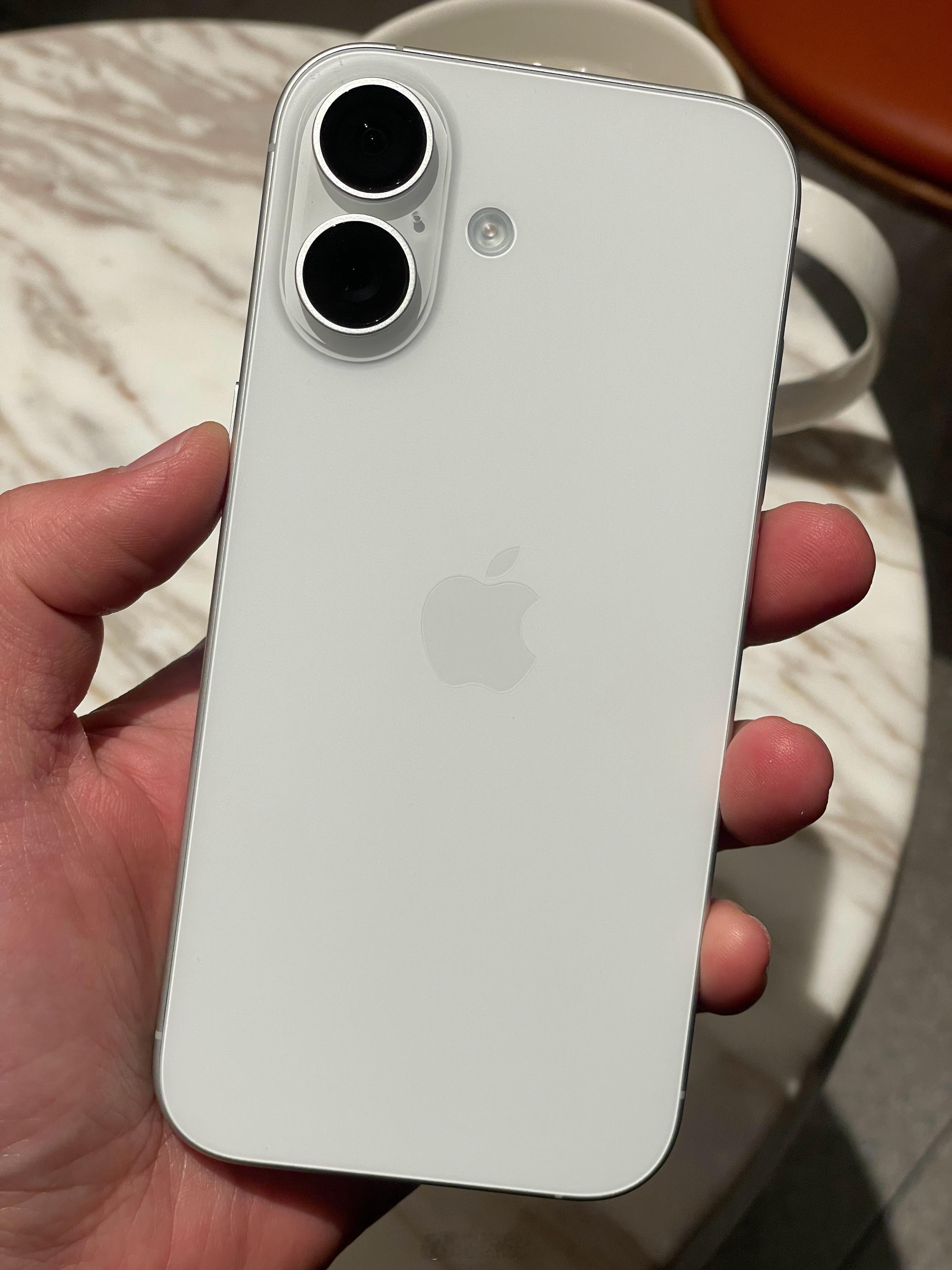 张子枫，我的i枫17换你手上的iPhone 14好不好？ 