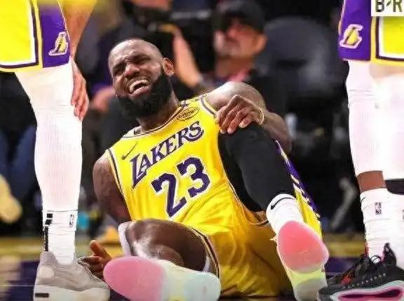 詹姆斯又伤了，他将再度缺阵对阵骑士队的比赛！
 
湖人队最新伤病报告一出，勒布朗