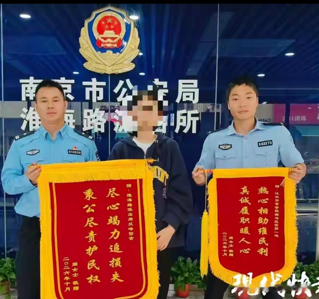 南京秦淮，一家彩票店里，一名男子刮了一大堆刮刮乐，结果一算账，8000多块。店主