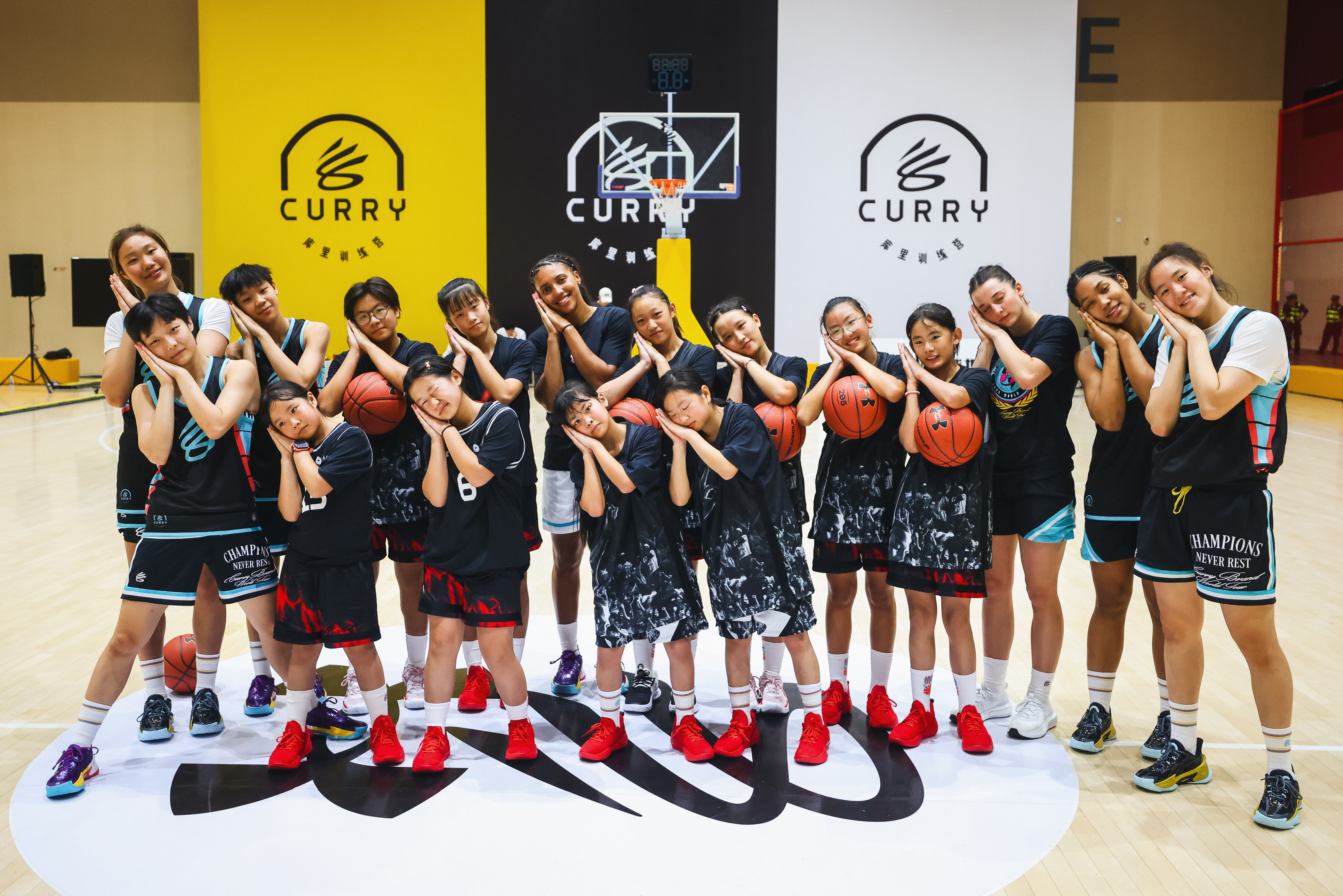 WNBA 去年夏天，Azzi与库里一同来到重庆，粉丝们拿着《Slam》杂志、照片