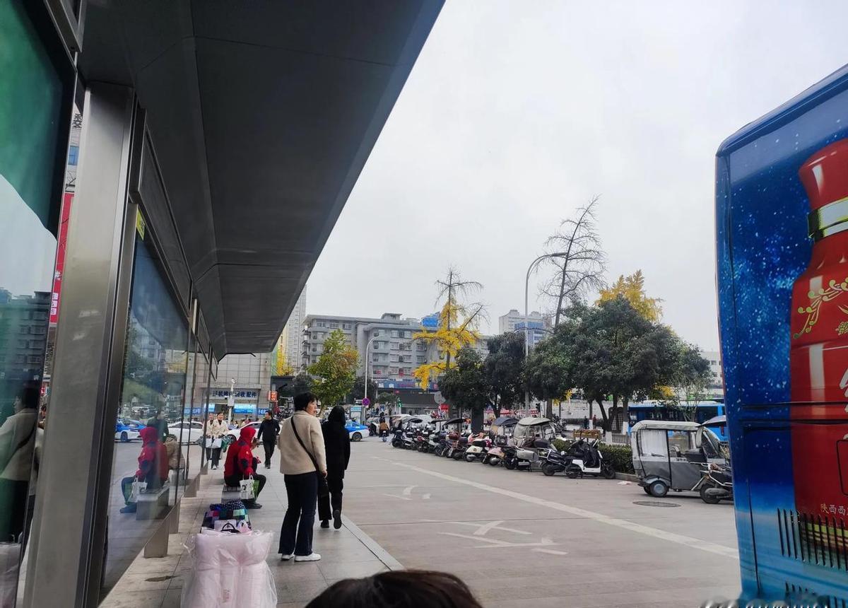 买了个玻璃贴纸，本以为是小事，结果跑了一趟批发市场。
现场才明白，为啥有些人宁愿