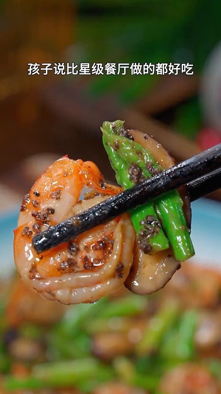 黑松露菌菇虾仁。
当前正是菌菇最鲜美好吃的季节，所以我每周都会给孩子做3次黑松露