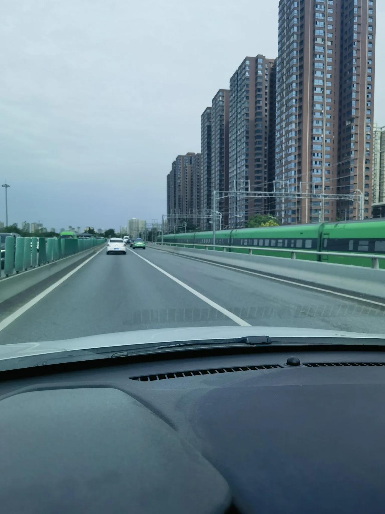 晒图笔记大赛看看西安绿皮火车与高架桥同行，真是难得一见的情景，有一种久违的感觉，