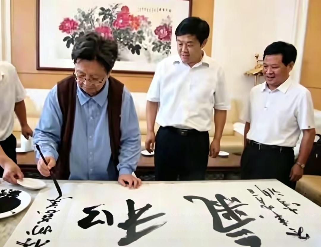 李讷现场题字，这两个字浑厚有力，这与她扎实的底蕴是分不开的。
 
2010年9月