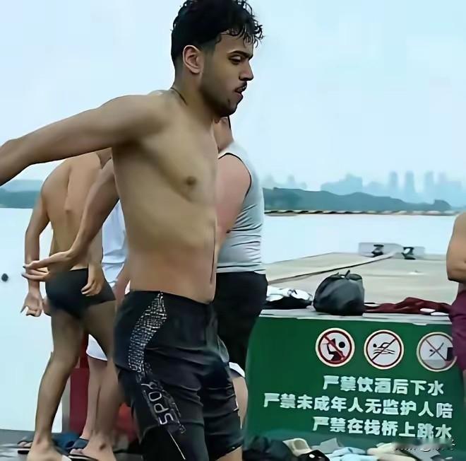 外籍游客无视国法肆意妄为，武汉东湖一幕让全网怒炸。
7月19日，武汉东湖凌波门闹