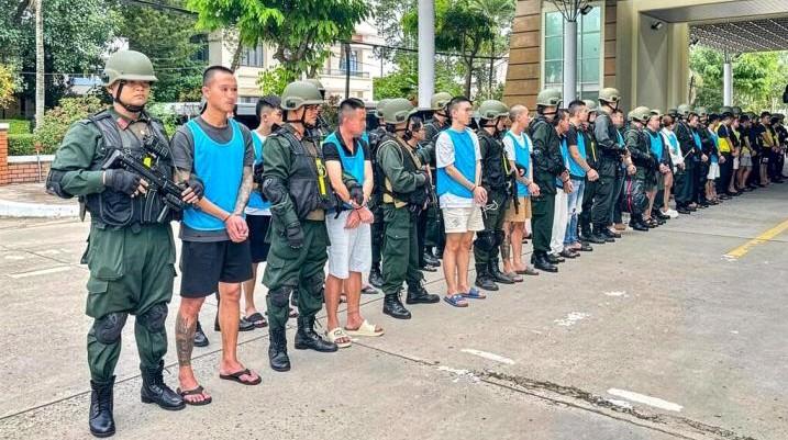 柬埔寨警方在南部边境城市巴域市展开突击行动，捣毁一处电信诈骗窝点，逮捕57名涉案