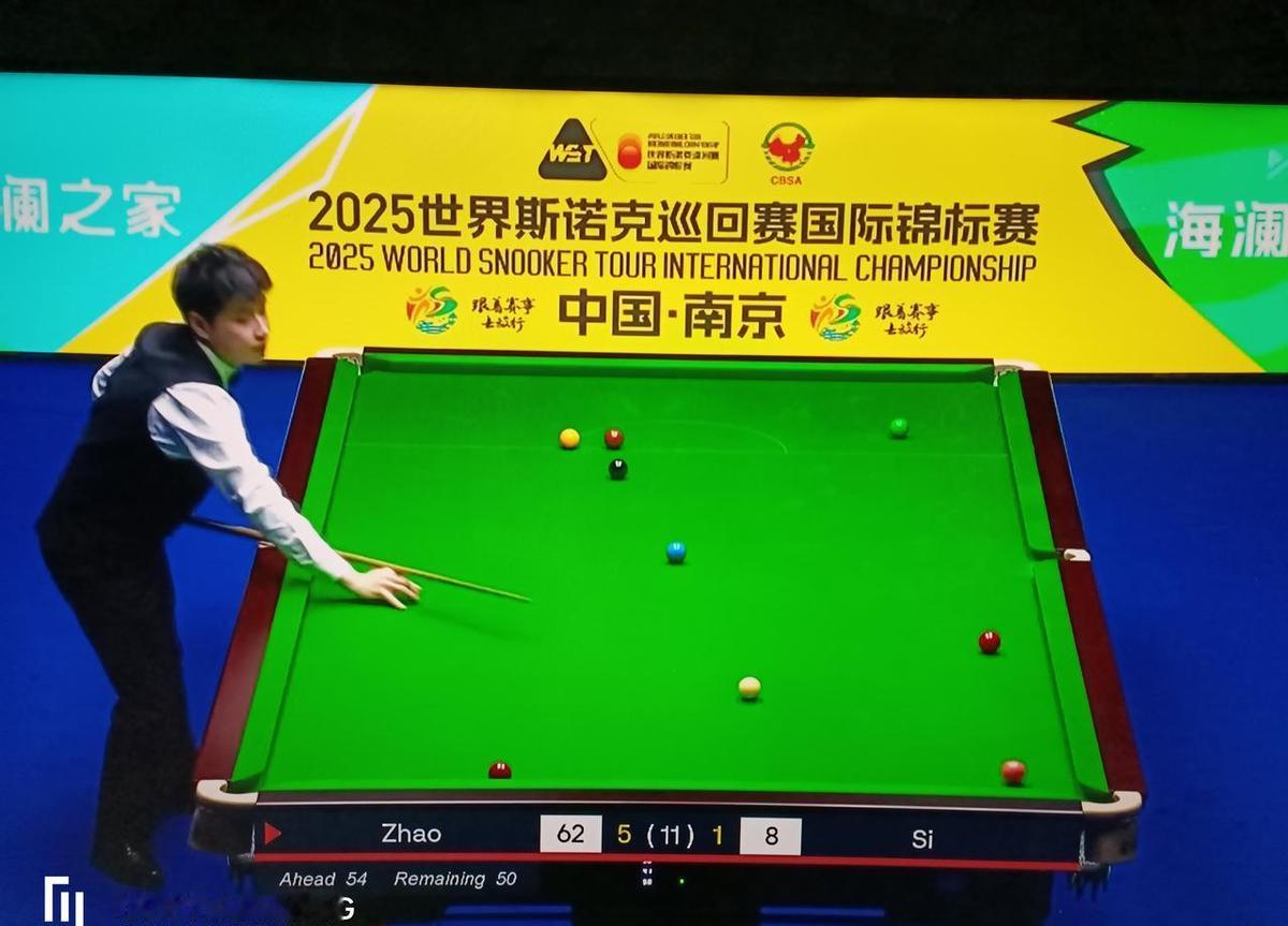 赵心童连扳四局，把塞尔比逼到墙角。
第七局，老塞一杆失误，他直接收走。
第八局，