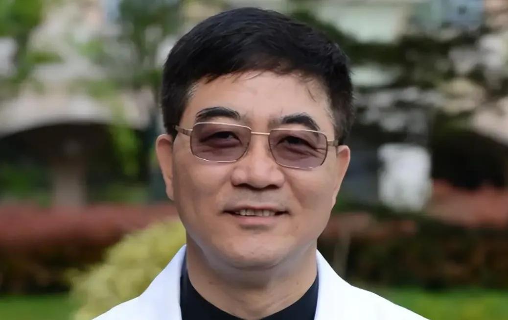 2016年，上海中山医院顶尖心内科主任葛均波，在为一位19岁的少女做心脏手术时，