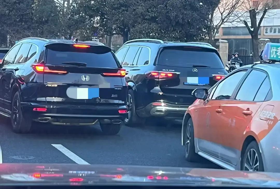 今天刷到一张图，一辆GLS450和XRV并排停，后胎一对比像爸爸和儿子。
我特地