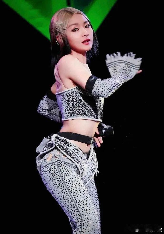 这竟然是周笔畅诶，这一身打扮女人味十足，好有女团范。 ​​​