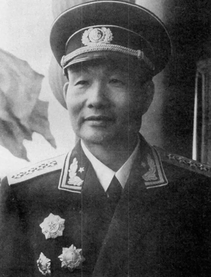 今天是开国大将、人民海军之父萧劲光去世37周年的日子，致敬这位“旱鸭子”海军司令