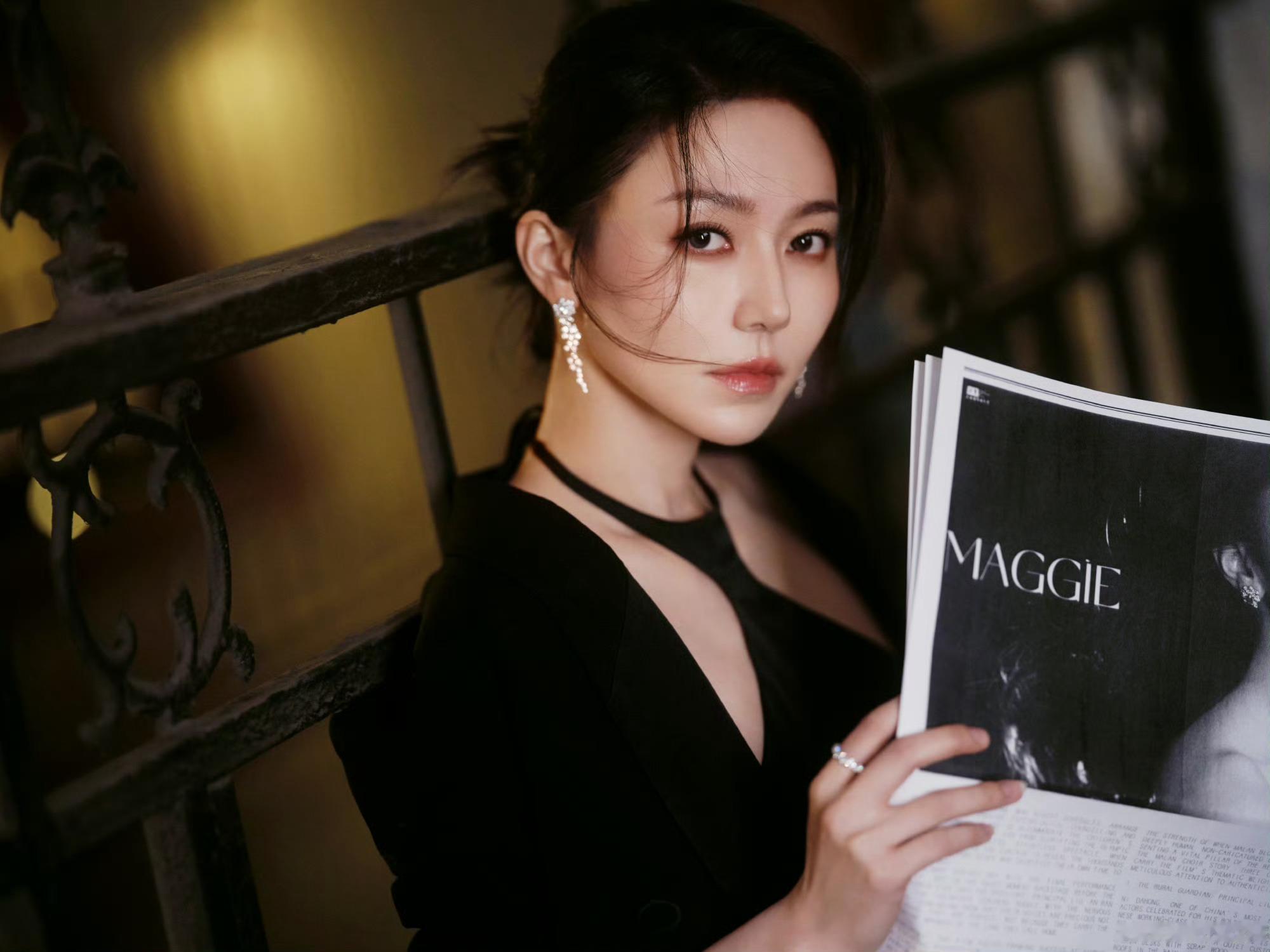 黄梦莹工作室发力了谁给黄梦莹拍的照片姐的工作室完全发力了这次造型也太帅了，完全取