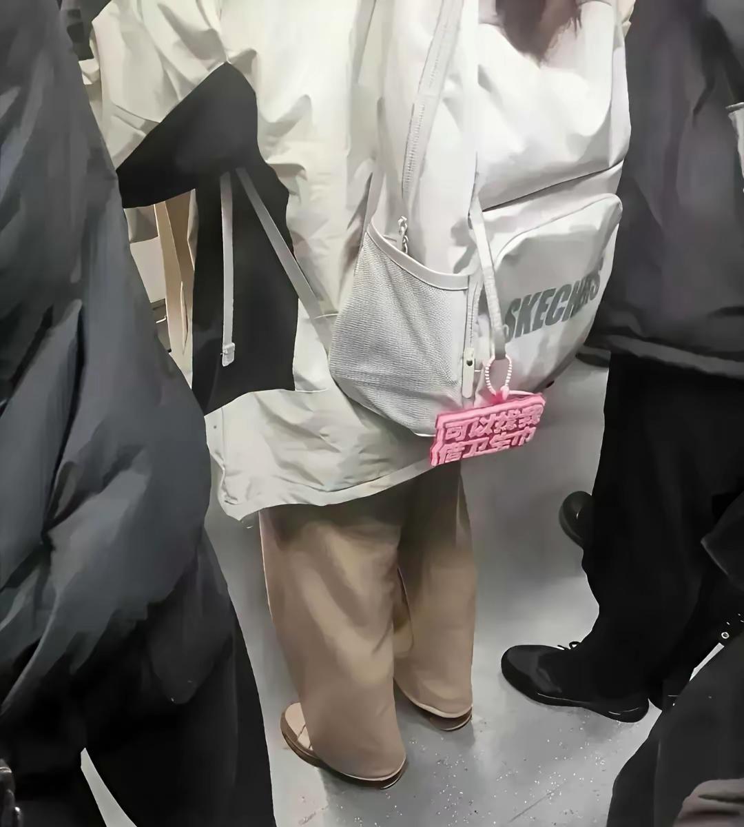 有人说女孩是在打广告，这可错了。女孩曾在危急时刻得到过帮助，她是想将这份难能可贵