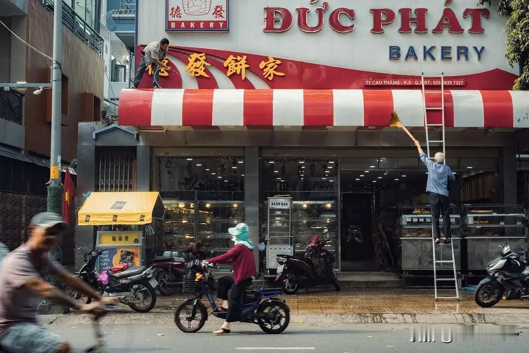 今天分享依然是街头摄影技巧，街头永远充满随机性，复杂的场景，考验摄影师的直觉，对