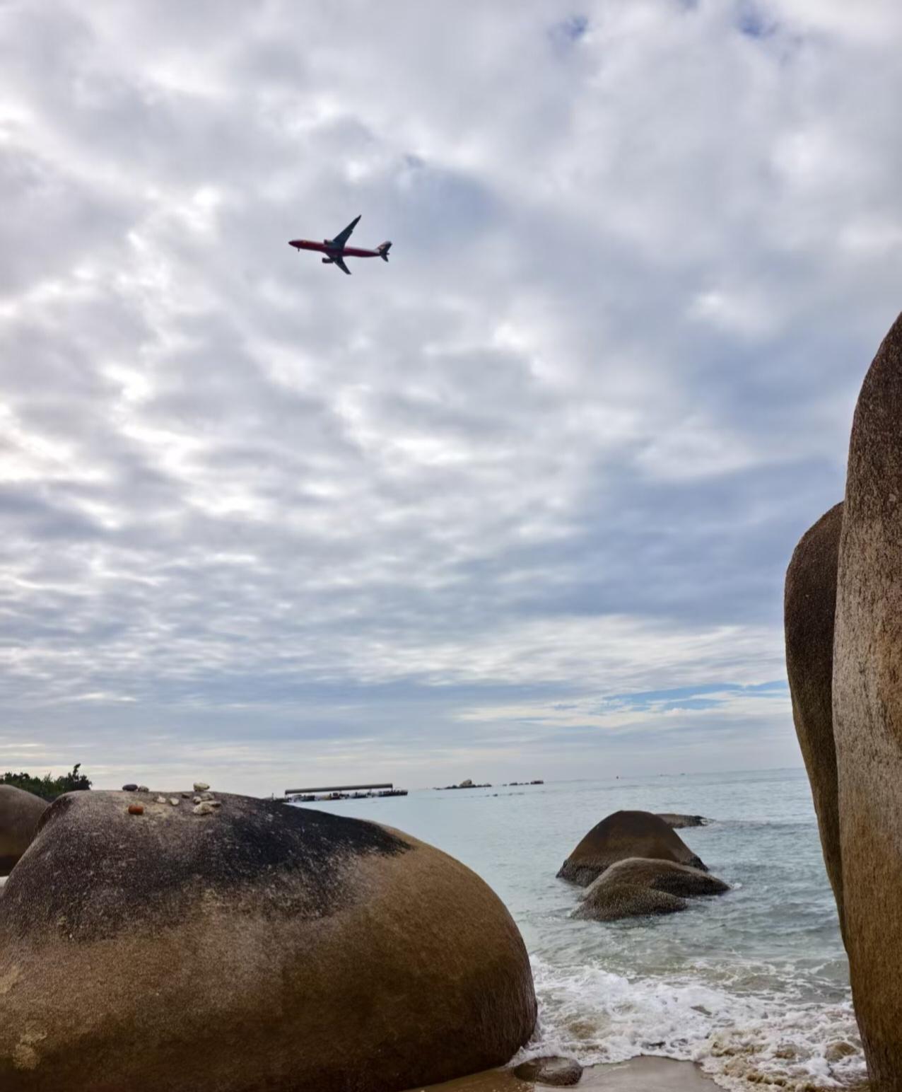 分享一张美丽的天空照碧海长空，飞机掠过云端。风漫过海岸，世间温柔尽收眼底。