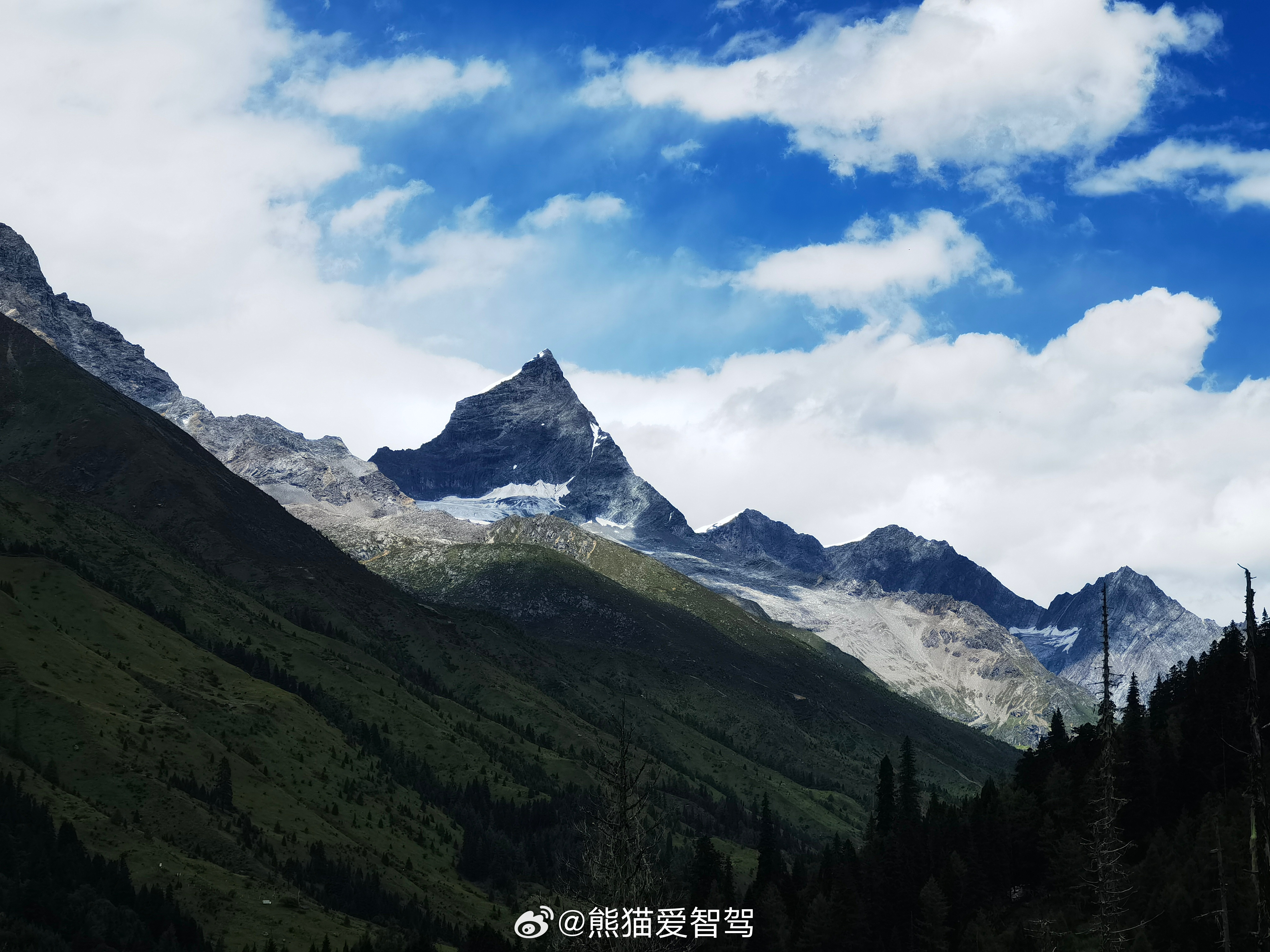 到达川西的问界m5 ，车友这一路过去看到分享出来的照片，让我瞬间有个出去玩的冲动