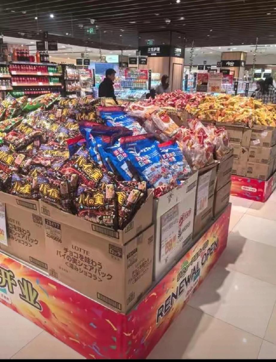 可口可乐正常超市卖3元，赵一鸣、零食很忙只卖1.2元。价格压得这么低，它们凭什么