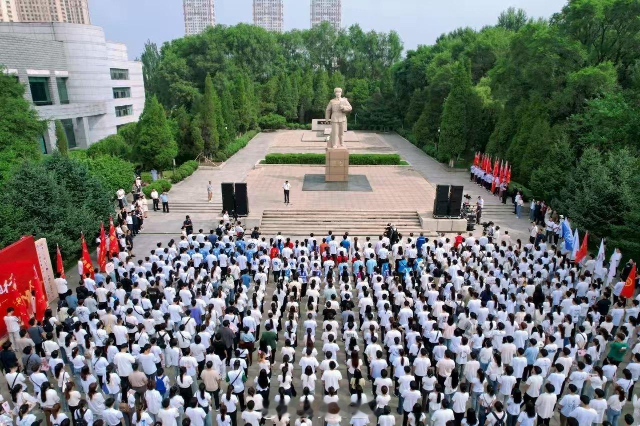 “重走雷锋路 青春报国行”百所高校学子在抚顺开启暑期社会实践活动。来自全国百所高