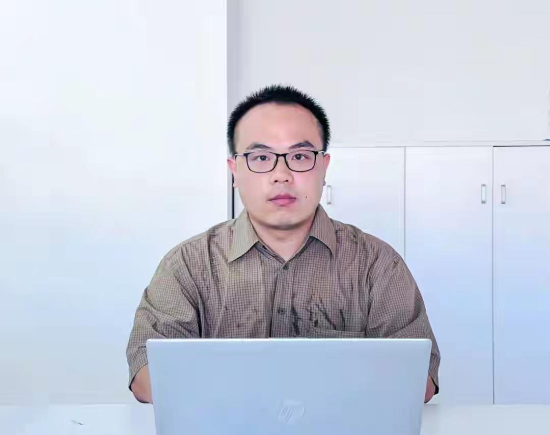 接班宗馥莉的许思敏，我感觉他要么是宗馥莉的代言人，要么只是个临时过度角色。

2