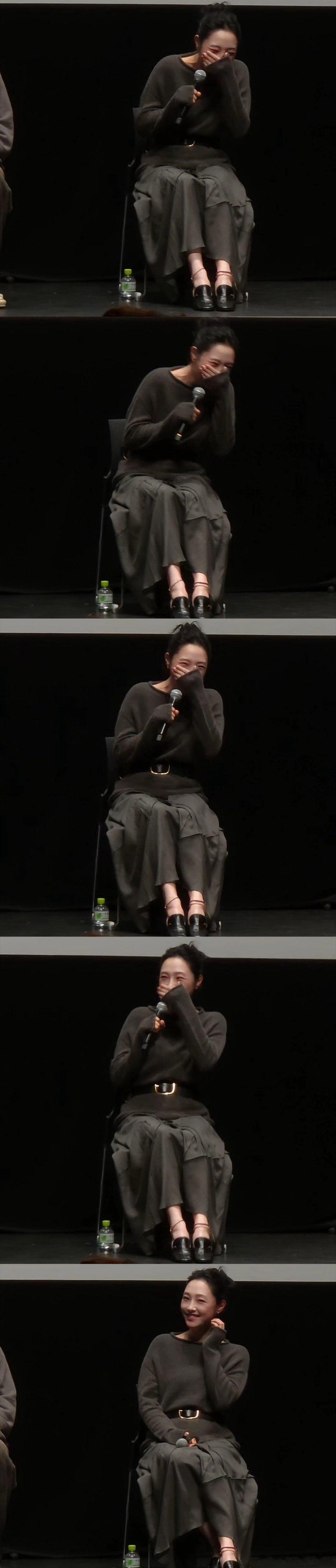 白百何听到什么笑成这样 白百何听到工作人员一句话笑到捂嘴，下一秒立刻调整表情，严