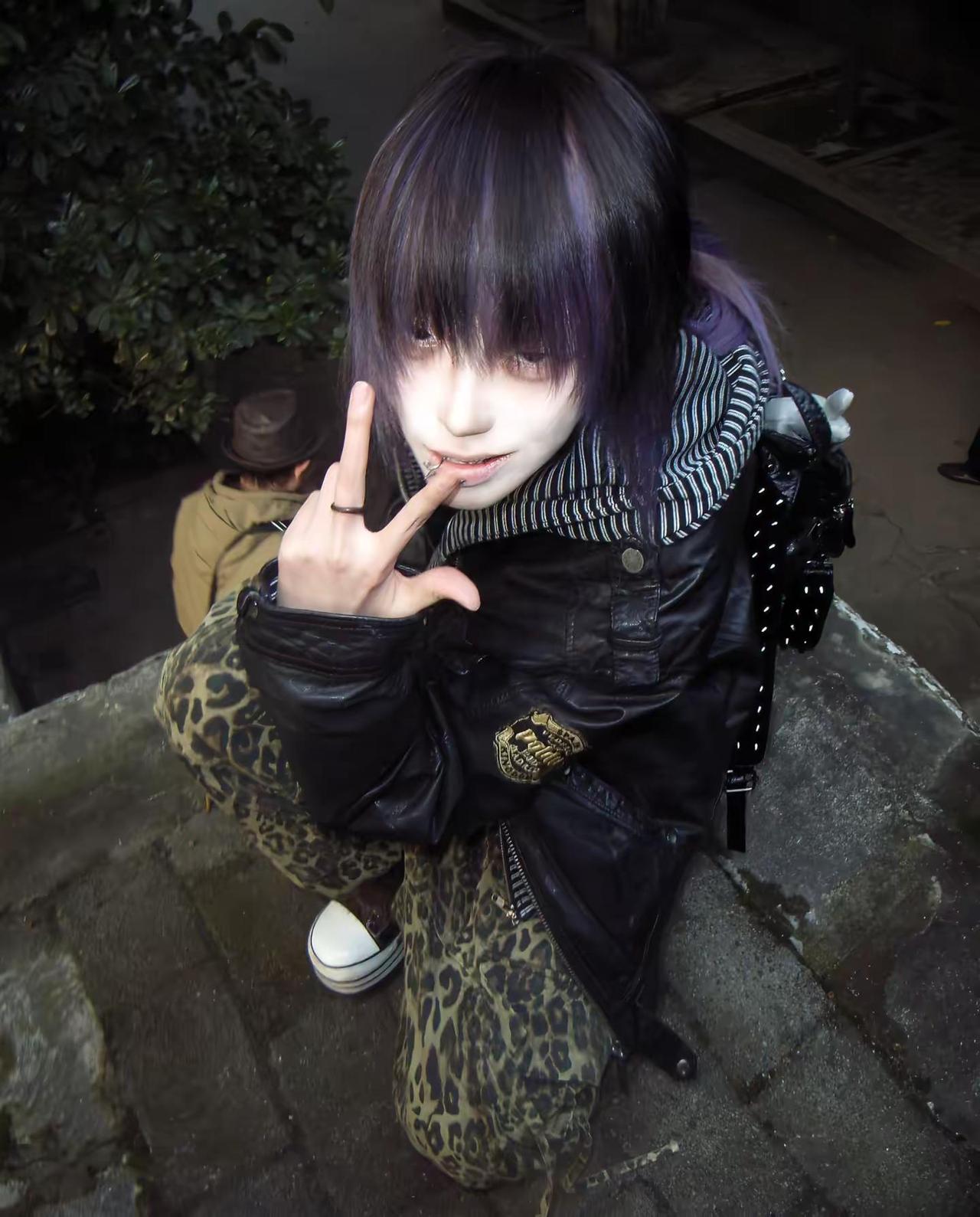 我头发长太长没有型了 只能扎起来 有点呆呆的🥲🥲野人