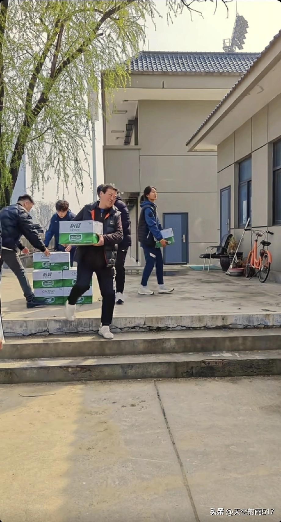 刚刚，在陕西省足球训练基地，也就是陕西球迷俗称的丈八沟训练基地，陕西省球迷协会携