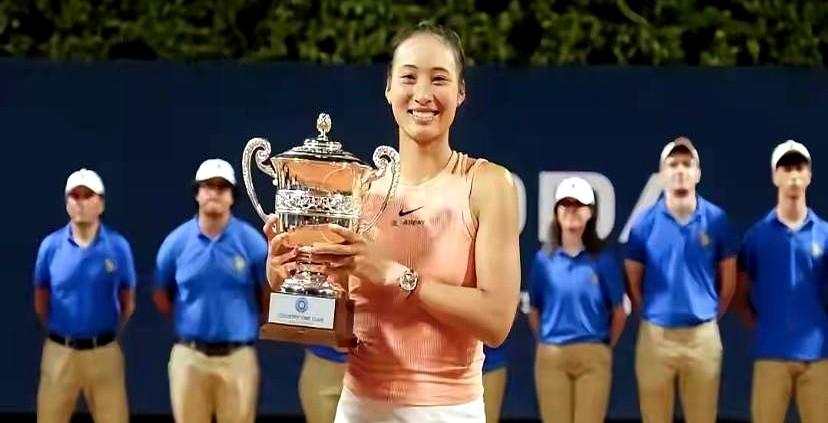 郑钦文人没来，但新赛季的话题全是她！

布里斯班站打得火热，16强名单一出来，基