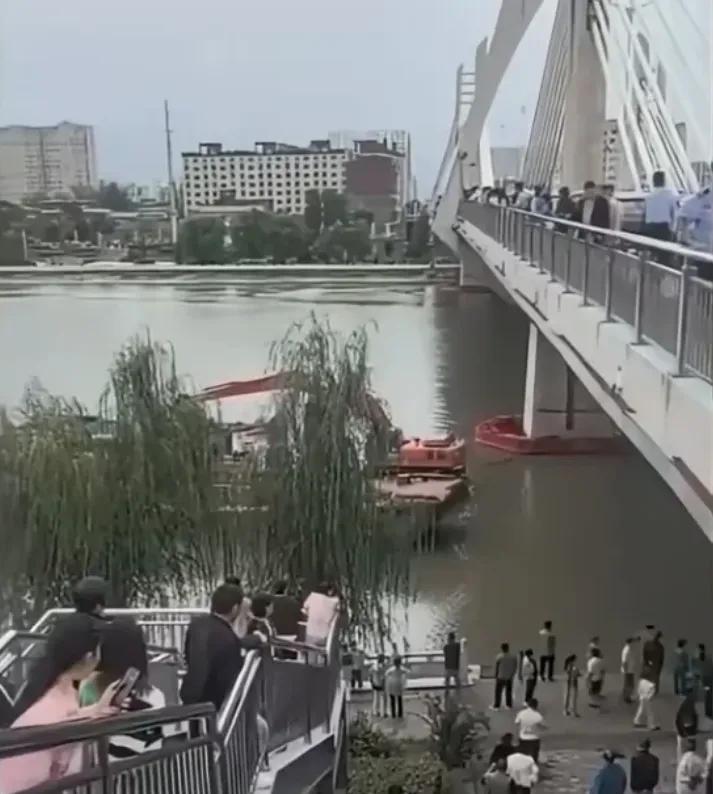 这下新郎父母清醒了！
 
结婚当天新郎跳河，这事听得人心里发堵。更扎心的是女方那