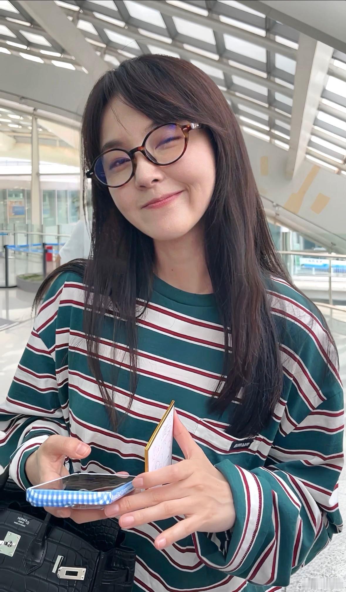 张佳宁的美，不仅仅是外貌上的，更是一种自带的气质。这也让她的每个角色都带了点生活