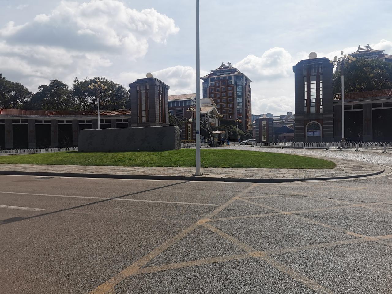 昨天去了趟昆明呈贡的民族大学，真是大，里面的驿站居然有1000多平米。货架号从1