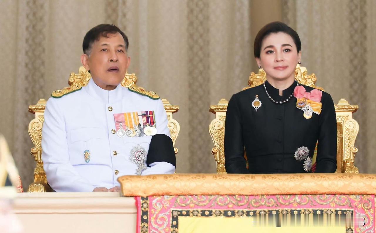 前国王的私人医生去世，玛哈国王和苏提达王后出席火葬仪式。最近越发感觉到苏提达不一