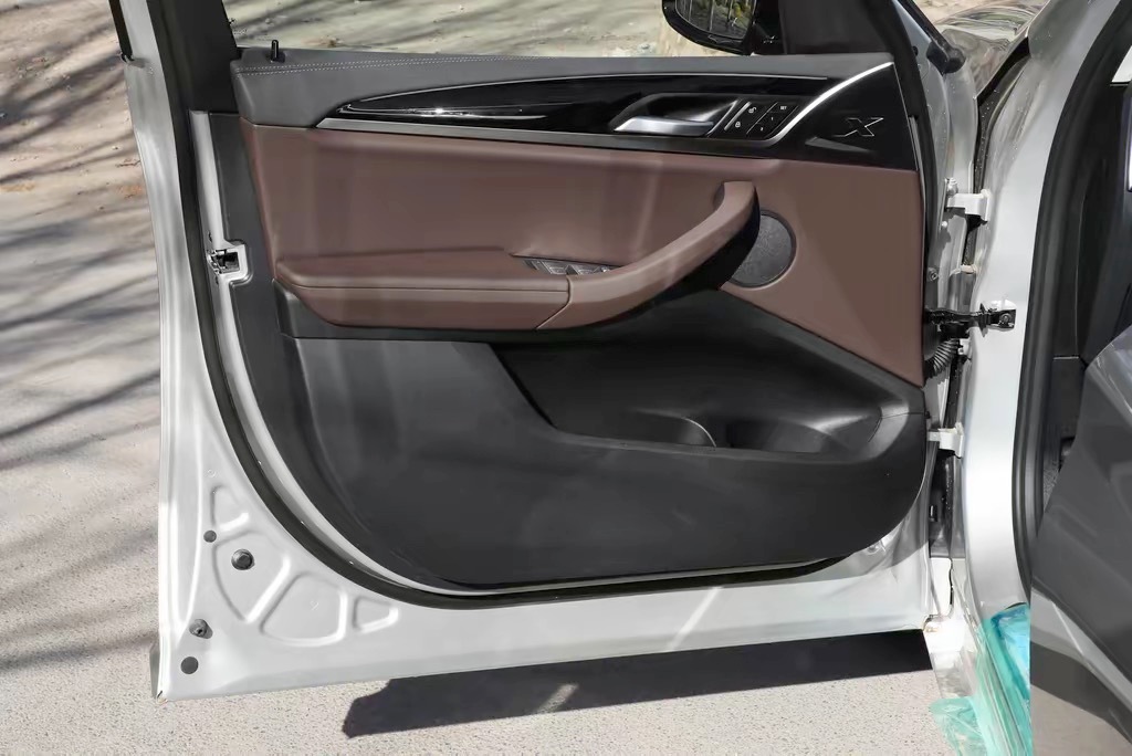 我记得理想 i8 发布的时候很多人说初次上车不知道在哪把门拉过来关车门，确实我妈