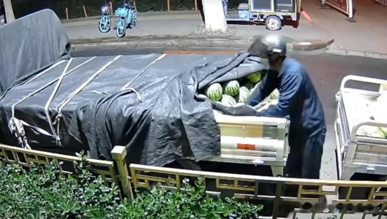 6月8日河北保定，一个带着帽子、口罩、厚手套的男子从三轮车上下来，只见他拿出匕首