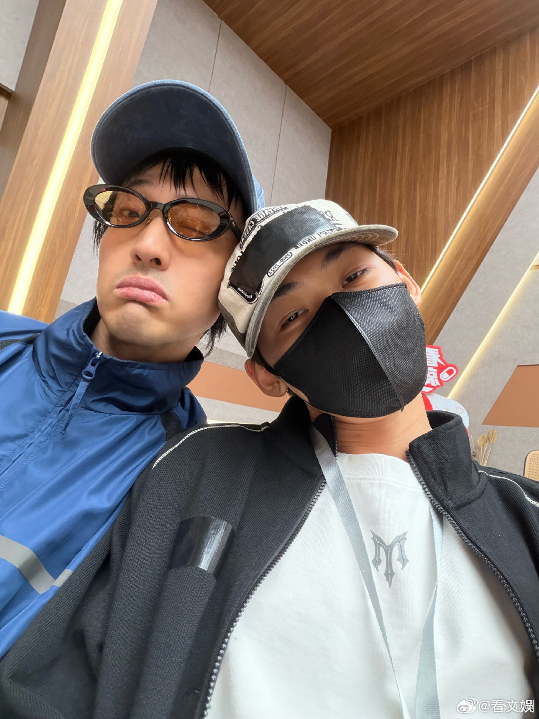 唐九洲分享和王传君初次见面的故事唐九洲喊王传君传君哥藏在化妆间的温柔！王传君每天