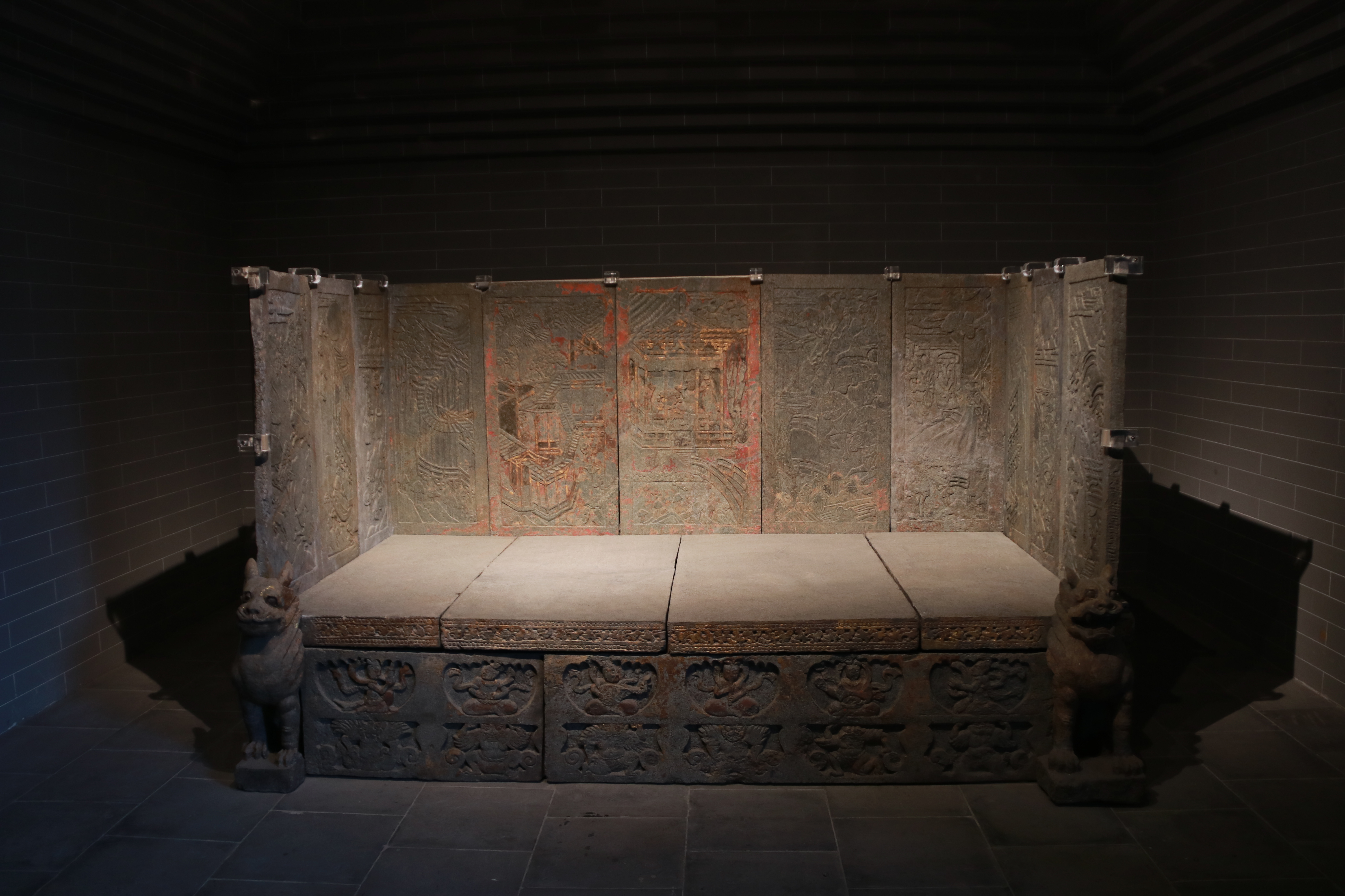 贴金彩绘屏风式石棺床 隋 天水市博物馆藏1982年6月，天水市在城区南山石马坪修