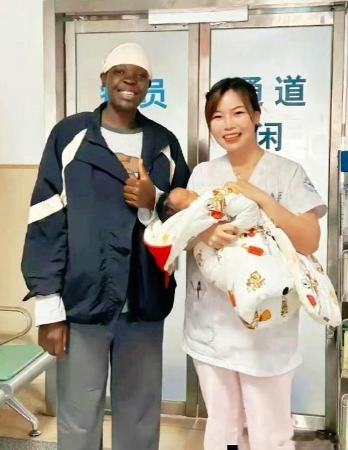 黑人基因并非绝对主导，她所育之子肤色亦非纯黑，遗传奥秘尽显生命多样性。 ​​​