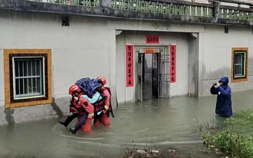 #广东强降雨已转移上万人#【广东多地出现特大暴雨，部分市县发布暴雨预警！已转移上