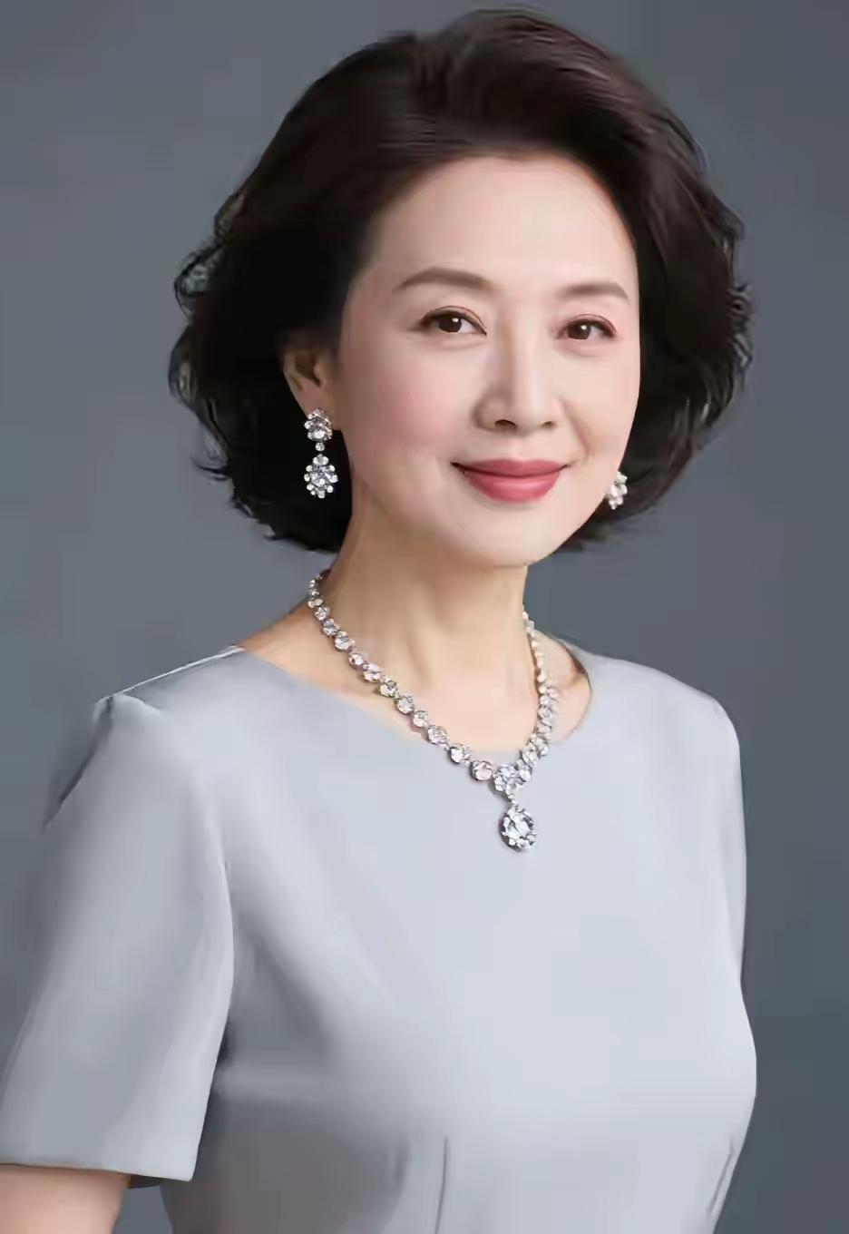 人老不会再年轻
遇事当个糊涂虫
永葆年轻十八岁
装聋作哑亦从容