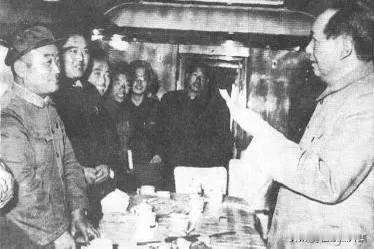 1958年11月1日凌晨，毛泽东主席在前往郑州参加中央工作会议途中，专列在邯郸暂