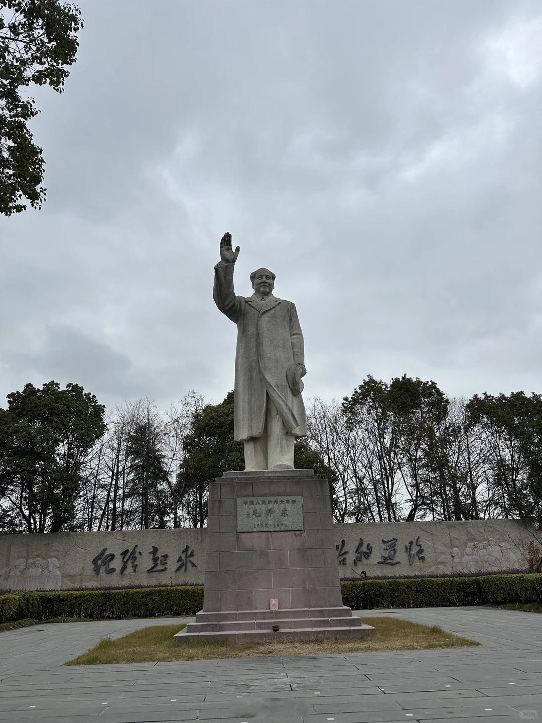 十月村毛主席塑像广场这个广场虽然不大但庄严肃穆、干净整洁、风景秀美看完心理很踏实