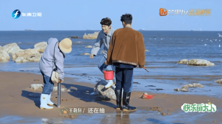 #快乐的大人赶海把鞋赶没了# 这种自制综艺是不是还应该再来个场务呀？真的是笑死我