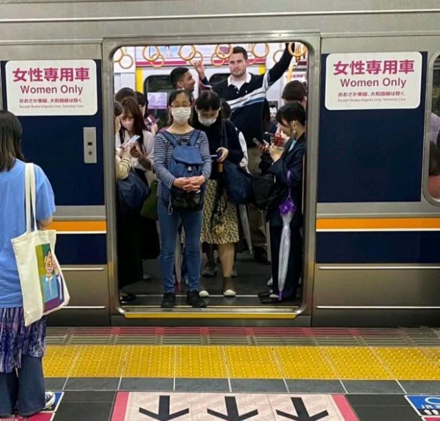 近日，日本共同社曝光了一起令人唏嘘的丑闻。
日本大阪地铁宣布，其为大阪世博会量身