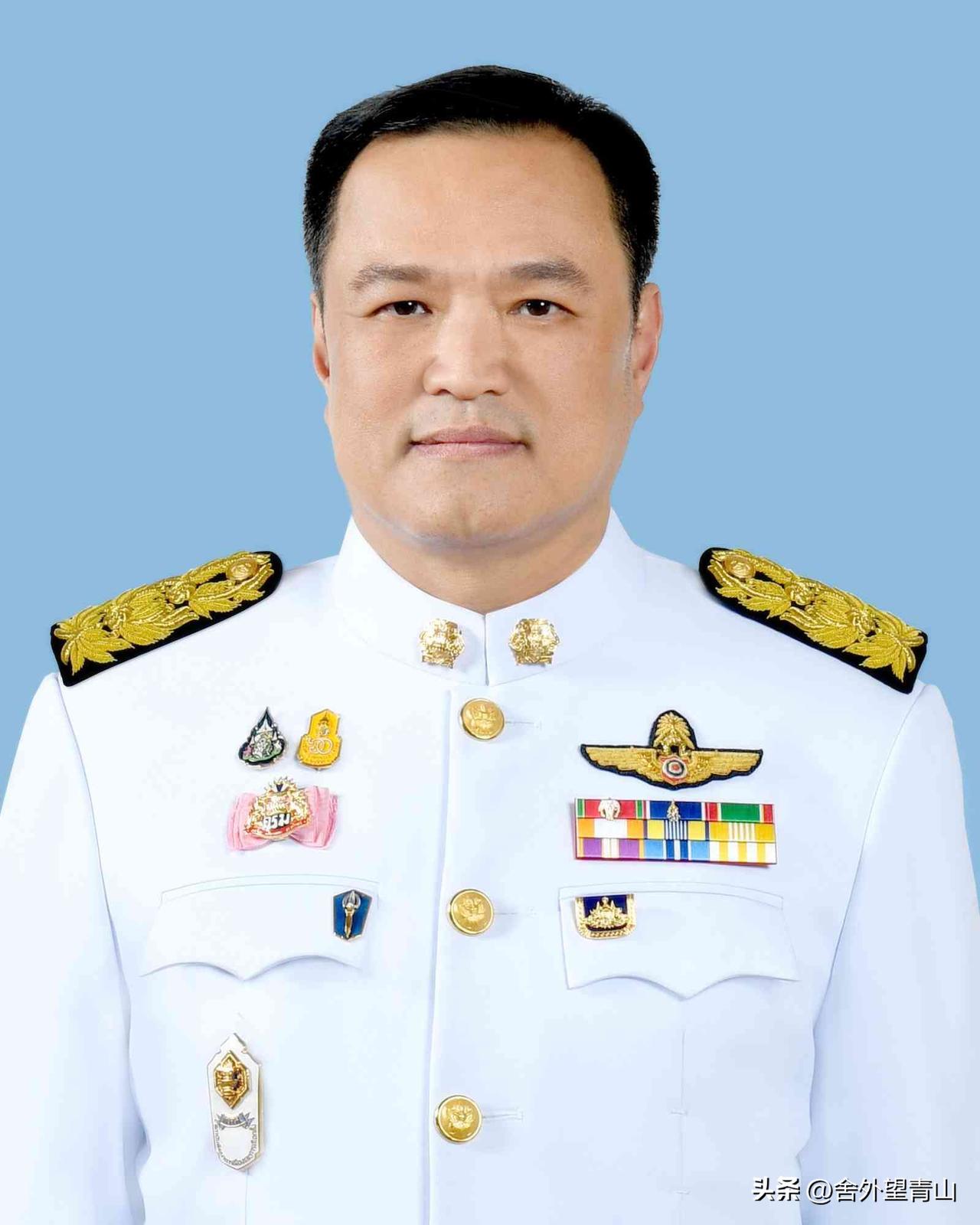 刚刚再次出任泰国总理的阿努廷，很快就用一个动作引爆舆论：他宣布把自己的座驾从劳斯