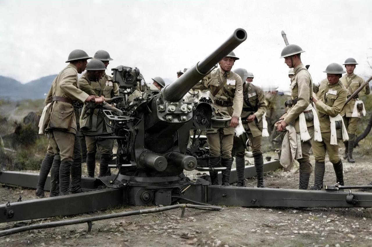 民国时期广东地方部队装备有英制维克斯型高炮。老照片后期修复。