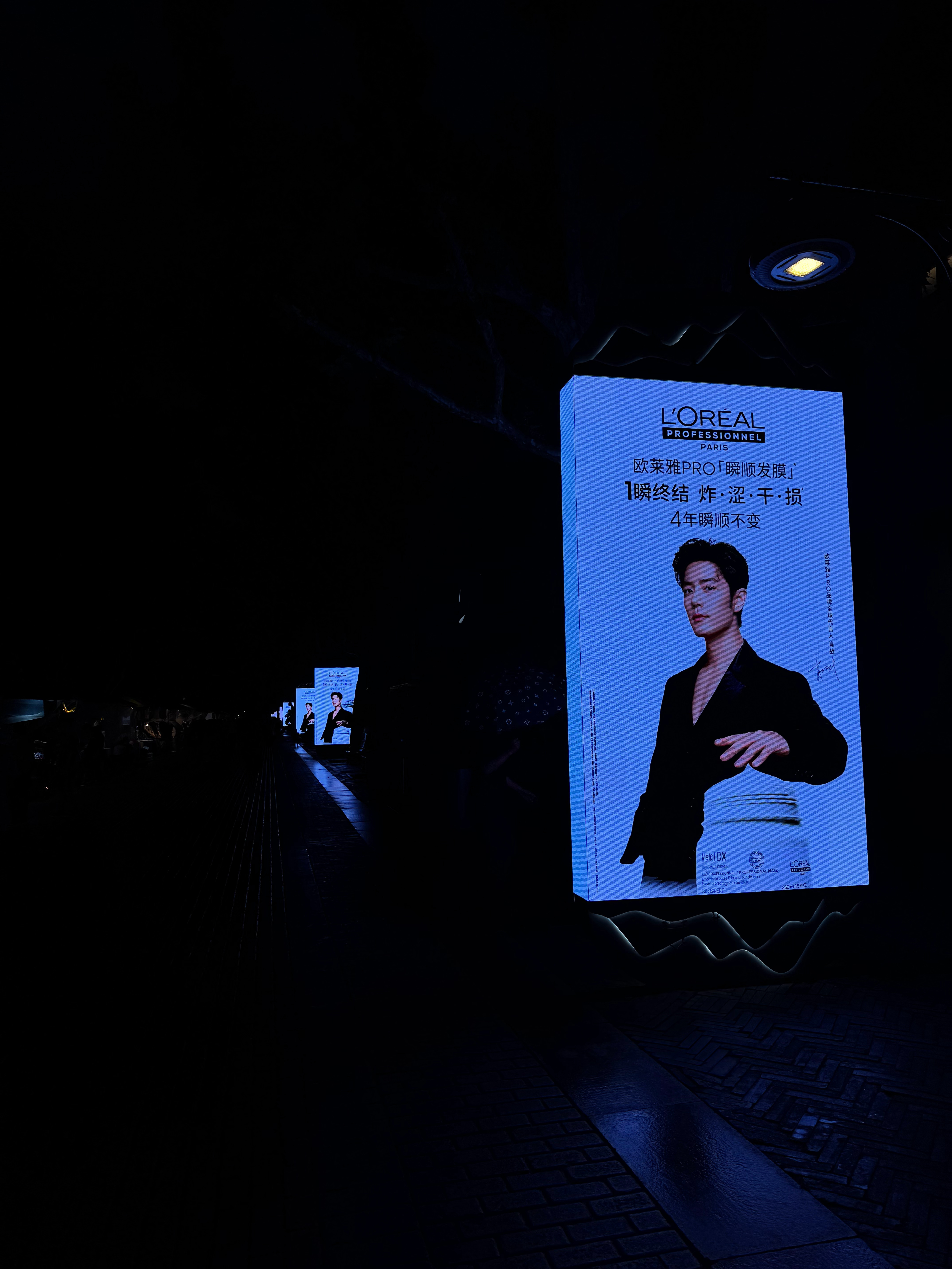 偶遇一条街的战！巨大的帅脸！！！ 