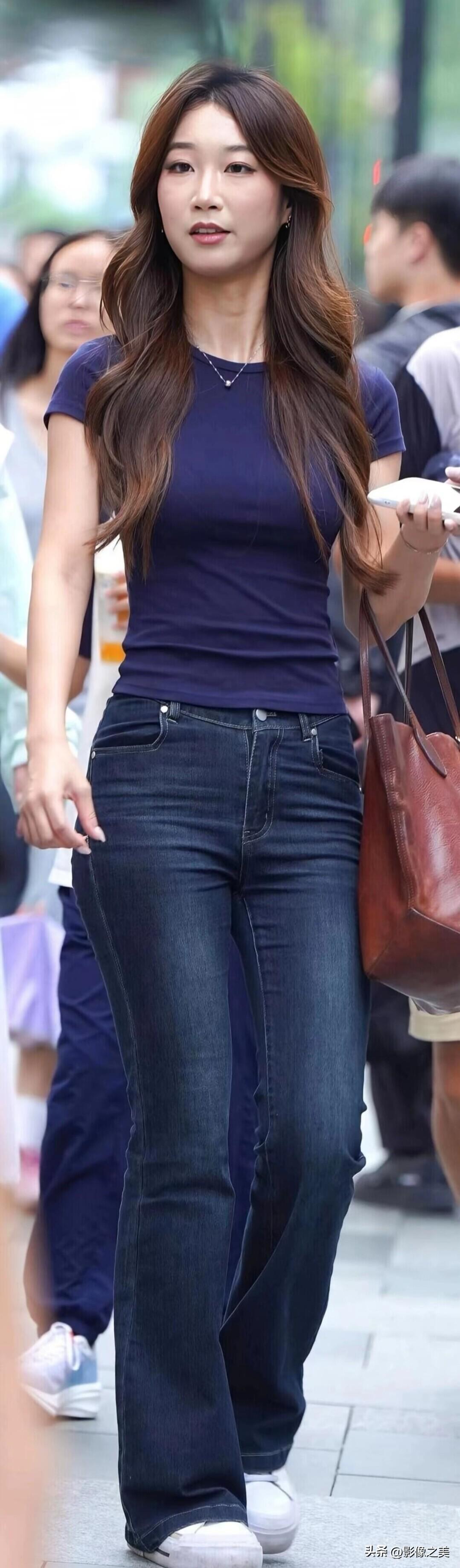 藏青色修身T恤搭配微喇牛仔裤，简约又显身材，清爽利落的穿搭，自带松弛感，日常通勤
