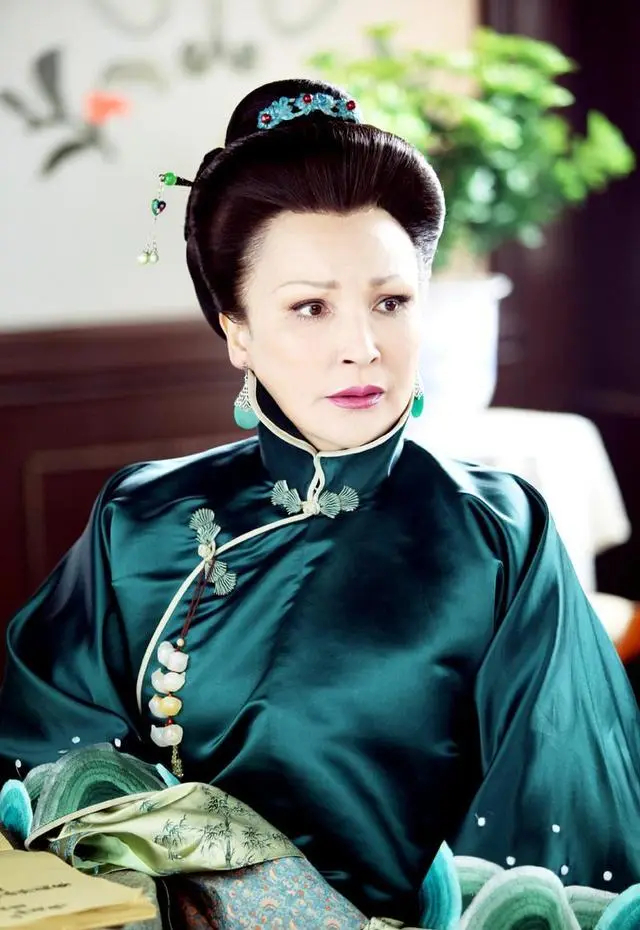 只因她年轻时太美，追她的都是有钱人，如今70多岁了还是单身一人 