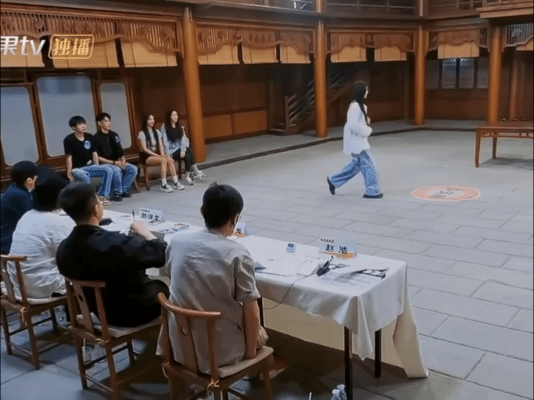 #小闯横莱坞秀人团建##小闯横莱坞#小闯横莱坞变秀人团建地这是大家商量好的吗🤔